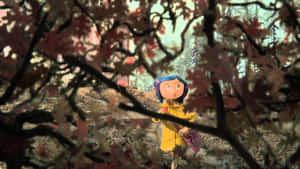 一個穿著黃色雨衣的小女孩站在有粉紅色花朵的森林中。 — 珊瑚 壁紙