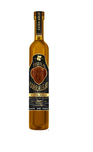 一瓶 Corralejo Extra Añejo 龍舌蘭酒，帶有公牛標誌和深色標籤。