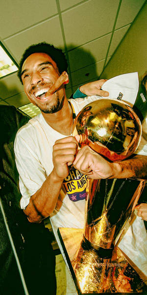 高比拜仁捧著NBA冠軍獎盃大笑。 — 科比· Bryant 壁紙