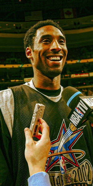 高比拜仁在2002年NBA全明星賽訪問中微笑。