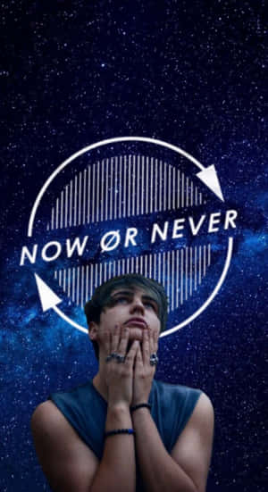人物仰望星空，上方有「now or never」圖案。