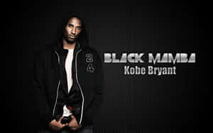 高比·拜仁身穿黑色連帽衫，號碼24，Black Mamba文字在深色背景上。