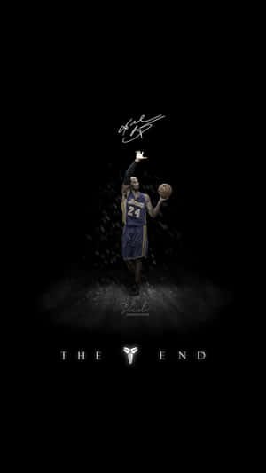 高比拜仁身穿湖人球衣手持籃球，下方有「THE END」字樣。