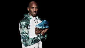 高比拜仁在工作室拍攝中手持一雙藍色Nike籃球鞋。 — 科比· Bryant 壁紙
