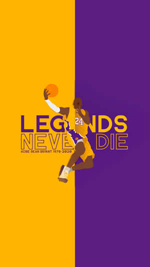 高比拜仁在黃色和紫色背景上展示動作，並帶有文字「Legends Never Die」。 — 科比· Bryant 壁紙