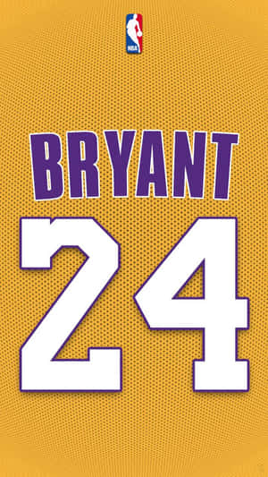 金色背景上帶有紫色和白色布萊恩特24號的NBA球衣。