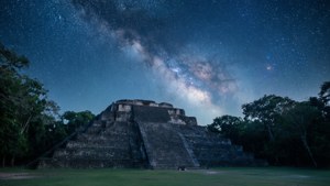 古老嘅瑪雅金字塔喺滿天星斗嘅夜空下，銀河清晰可見。