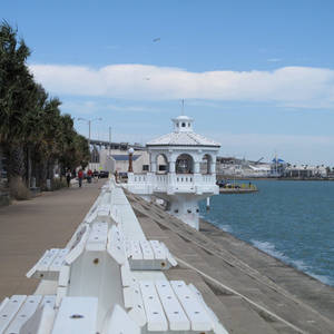碼頭上的白色涼亭，有棕櫚樹和海景 — 海灘 壁紙