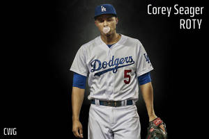 身穿道奇隊球衣的棒球選手Corey Seager正在吹泡泡糖。