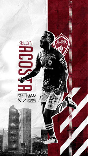 足球運動員 Kellyn Acosta 在城市天際線前慶祝，帶有球隊標誌和季後賽品牌。 — 足球 壁紙