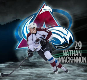 冰球運動員 Nathan MacKinnon 滑冰，背後有科羅拉多雪崩隊標誌。