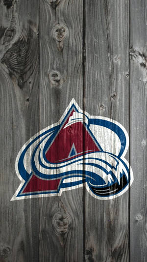 灰色木背景上的 Colorado Avalanche 標誌