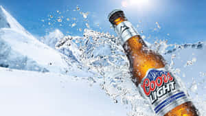 Coors Light啤酒瓶穿過雪地，水花濺向雪山。 — Jugo GIF 壁紙