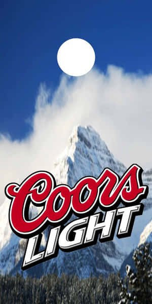 Coors Light 標誌在雪山的風景之上