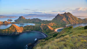 夕陽下的火山島，碧綠的海水和遠處的山脈