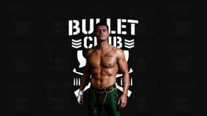 一個肌肉發達嘅摔角手，胸口有紋身，企喺 Bullet Club 標誌前面。