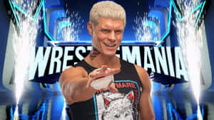 摔角手穿著狼圖案背心，在WrestleMania舞台上微笑並做手勢，背景有藍色燈光和閃光。