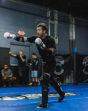 男性MMA拳手在訓練期間於藍色八角籠內出拳。