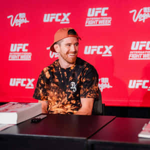 UFC拳手在拉斯維加斯的記者會上簽名。