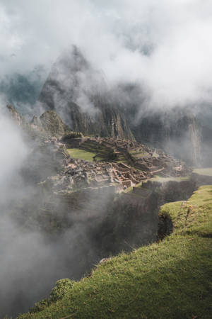 隱藏在雲霧山雲中的馬丘比丘古代遺址。