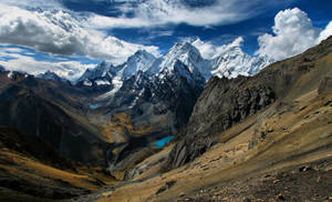 白雪覆蓋的山脈，山谷中的碧綠色湖泊，藍天白雲 — 美景 壁紙