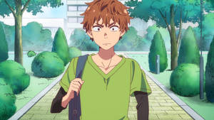 動漫男孩，棕色頭髮，綠色襯衫，帶著驚訝的表情在校園小徑上行走。