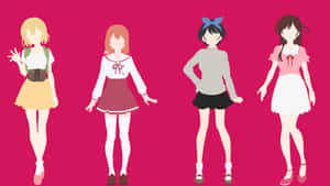 四個動漫風格女孩穿著不同服裝站在粉紅色背景前。