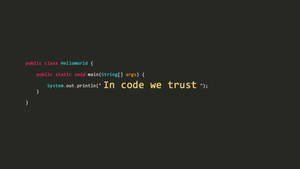 Java 程式碼片段，在深色背景上以黃色印有「In code we trust」。 — 程式碼 壁紙