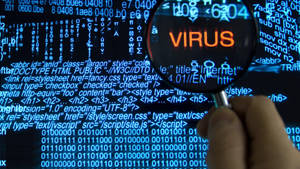 手使用放大鏡檢查發光的數位程式碼，其中 'VIRUS' 被突出顯示。