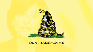 一個圖形插圖，描繪一條蛇，其中出現一個穿西裝的男人，帶有文字 'DONT TREAD ON ME' 和黃色中褪色的女人臉孔。