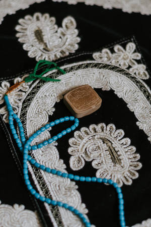 刺繡黑色布料上的綠松石珠和肥皂。