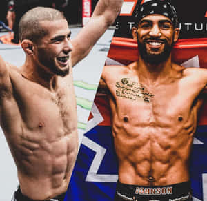 兩位勝利的MMA拳手在八角籠中舉臂微笑慶祝。