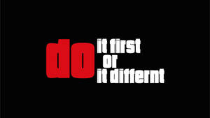 黑色背景上粗體紅色和白色文字寫著「do it first or it differnt」