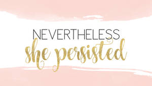 勵志名言 nevertheless she persisted 以金色閃粉字體呈現於粉紅色水彩背景上