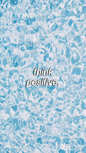 帶有 think positive 文字的藍色水面漣漪。