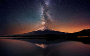 銀河下富士山倒映在平靜的夜湖中 — 銀河系 壁紙