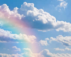 一道色彩繽紛的彩虹劃過佈滿柔軟白雲的天空。
