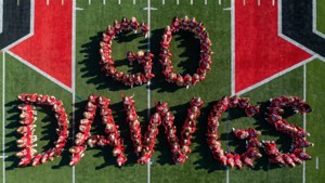 啦啦隊喺足球場上形成 'GO DAWGS' 字樣。