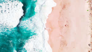碧綠色的海浪從上方與粉紅色沙灘相遇。 — 熱帶海灘 壁紙