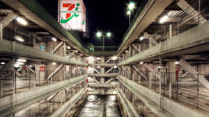夜晚的多層混凝土停車場，帶有發光標誌和空位。