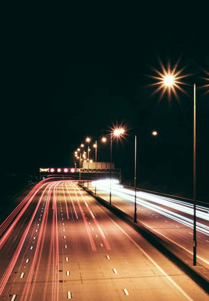 夜間高速公路，帶有長時間曝光攝影產生的汽車燈光條紋。
