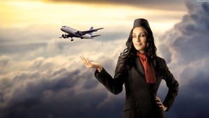 空中服務員向著在日落時分雲層上方飛行的飛機做手勢。