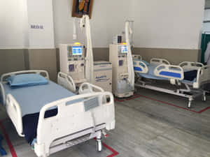 乾淨臨床房間內兩張醫院病床連同醫療機器。 — 睡房 壁紙