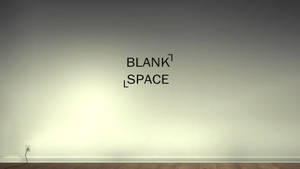 白色牆壁上的 Blank space 文字，配有聚光燈和木地板。