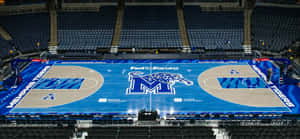 FedExForum 體育館內空無一人的孟菲斯老虎隊籃球場，採用藍色和米色設計。 — 籃球 壁紙