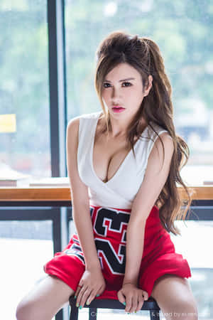 穿著啦啦隊服裝的女性在室內窗邊坐著