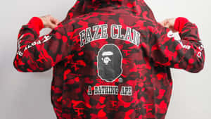 人物穿著紅黑迷彩連帽衛衣，帶有 FAZE CLAN 和 A BATHING APE 標誌。