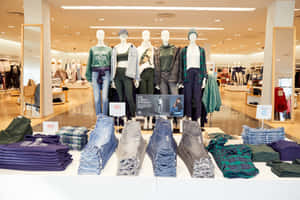 零售店中展示穿著休閒服飾、牛仔褲和格仔襯衫的人體模型。