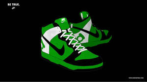 黑色背景上帶有黑色點綴的綠色和白色Nike Dunk運動鞋。