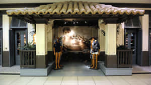 零售展示，人體模型在瓷磚屋頂下宣傳春季清倉。